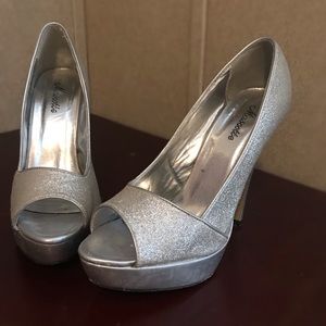 Silver glittery high heels by Mascotte
